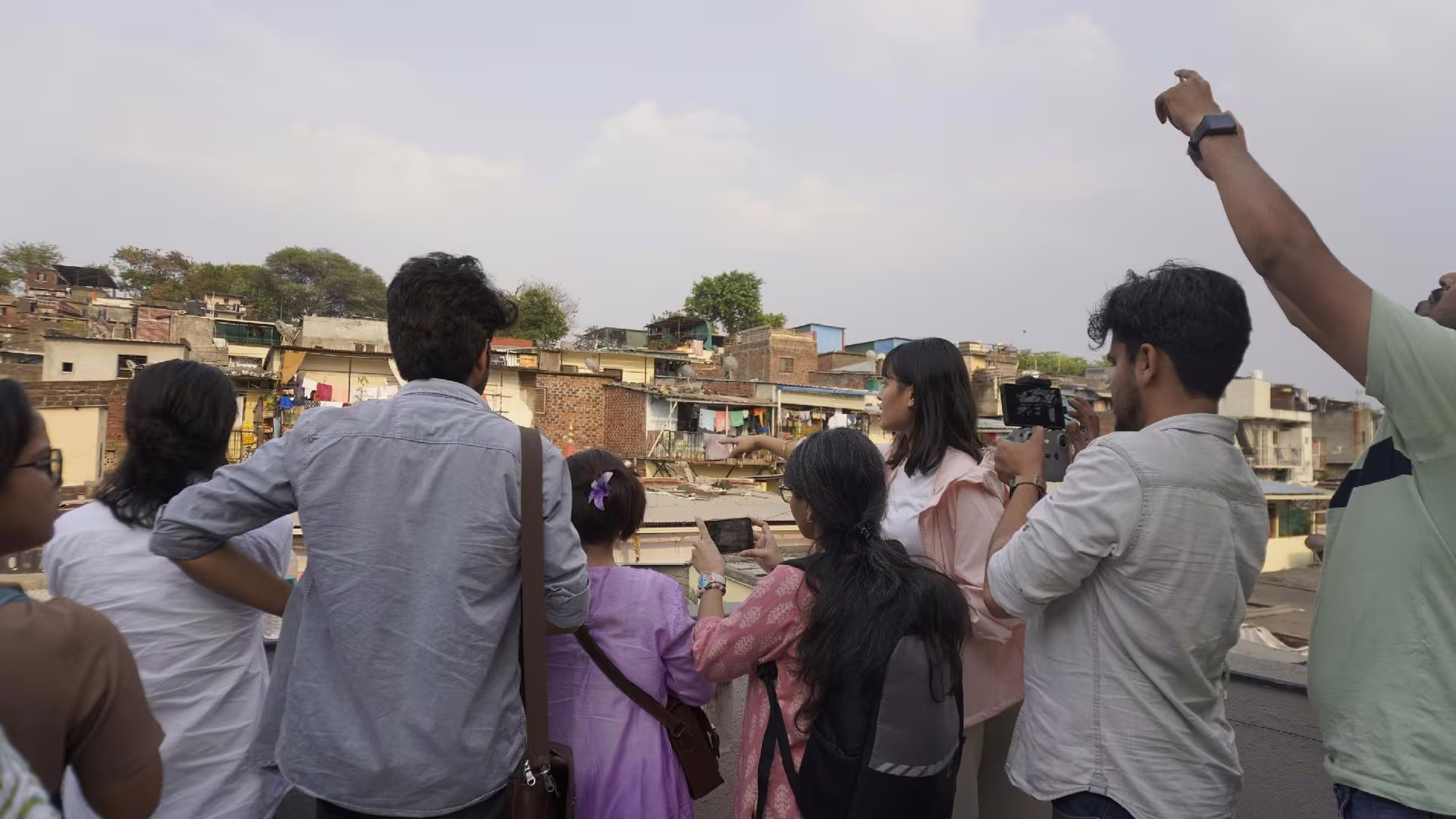 Fifteen journalists tour MEER India's Pune office and field installation site