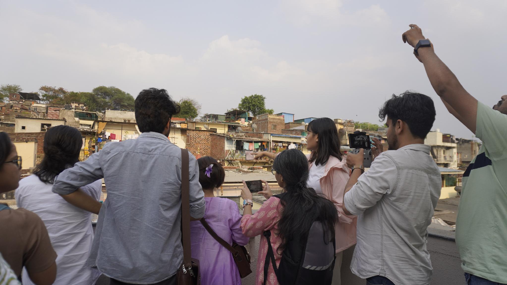 Fifteen journalists tour MEER India's Pune office and field installation site