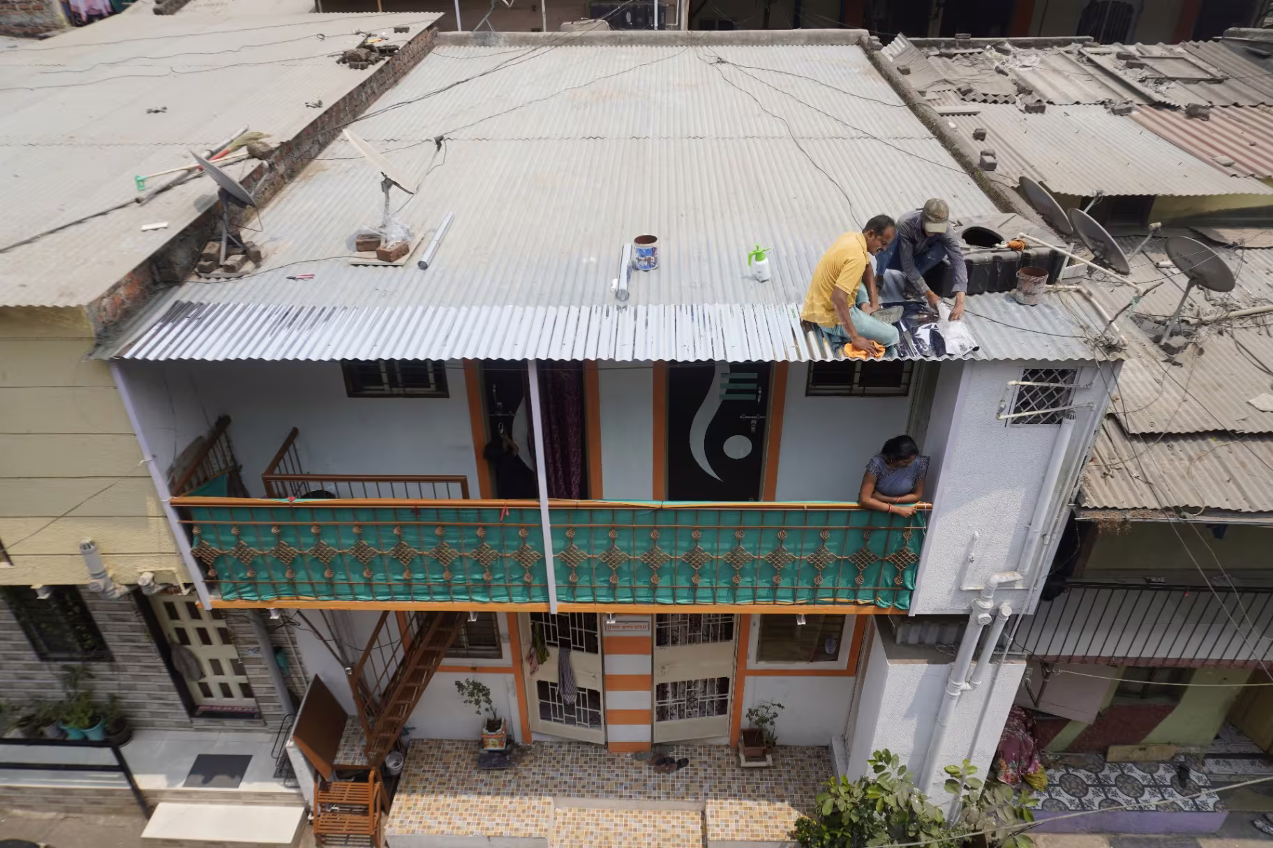 Reflective sheeting being installed on a Pune rooftop
